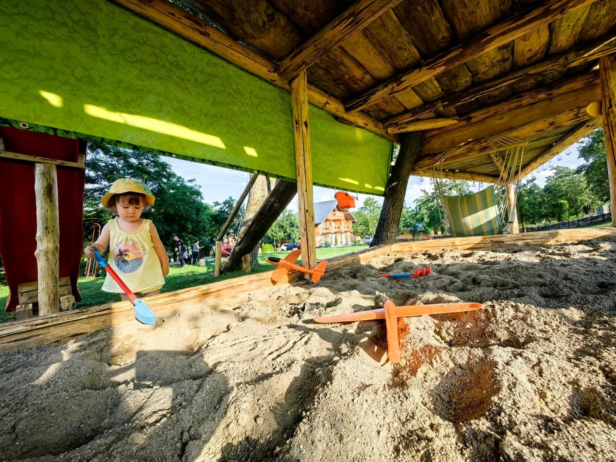 Barlogul Vikingilor Hotel Sotrile Bagian luar foto